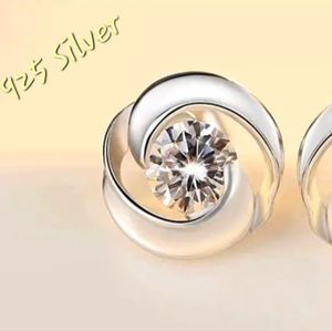 925 Sterling Silver petite flower with stone. NWT Fast Ship.